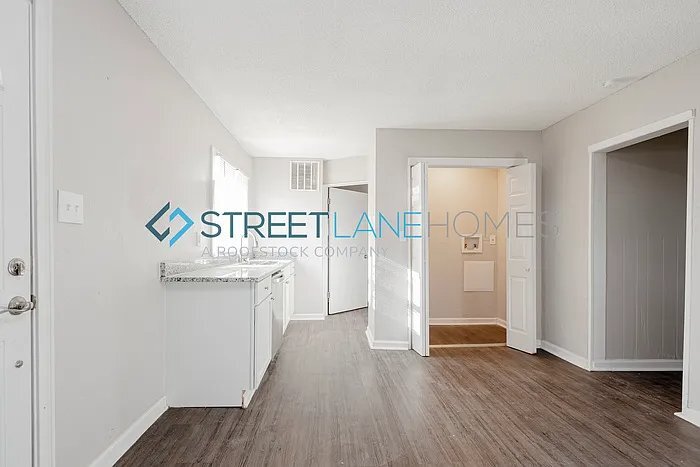 Building Photo - 723 3rd St