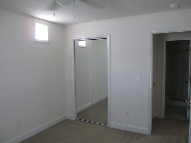 Building Photo - 113 John Ct