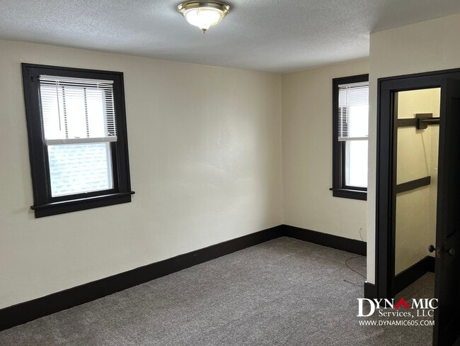 Building Photo - Upper Level 2 Bedroom, 1 Bathroom Duplex - Tenant Pays ALL Utilities