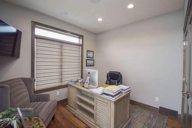 Building Photo - 912 S Torrey Pine Ln