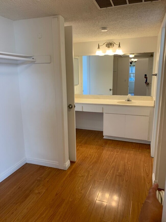 Building Photo - Bright, comfortable, and spacious one bedroom Condominium