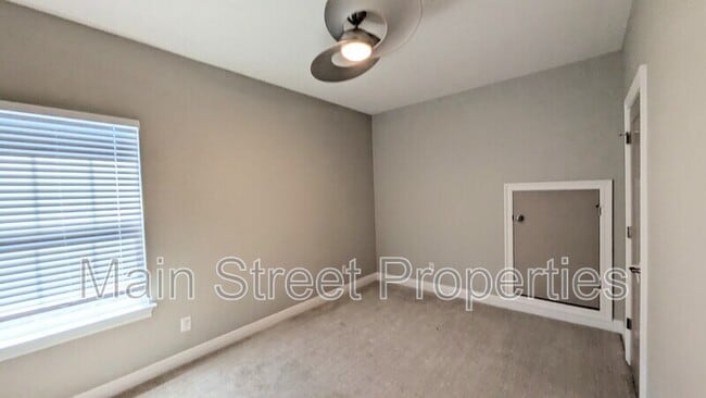 Building Photo - 121 N C St