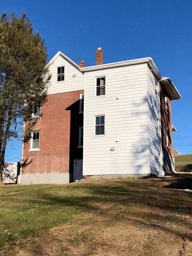 Building Photo - 143 Eastern Drive