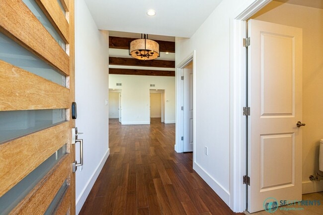 Building Photo - Miraloma: Remodeled & Detached Single Fami...