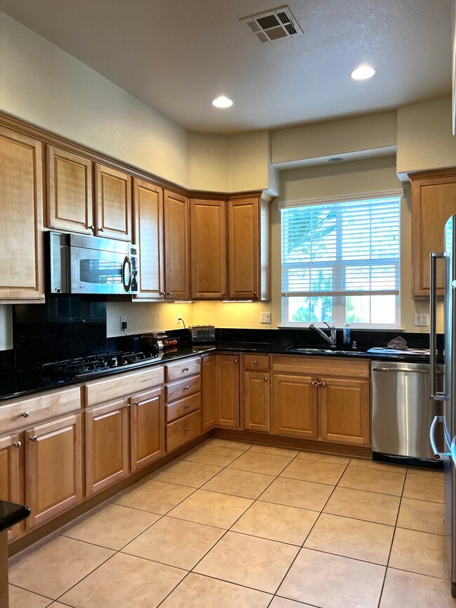 Building Photo - Somerset Stunner with All the Amenities - Including Golf!!