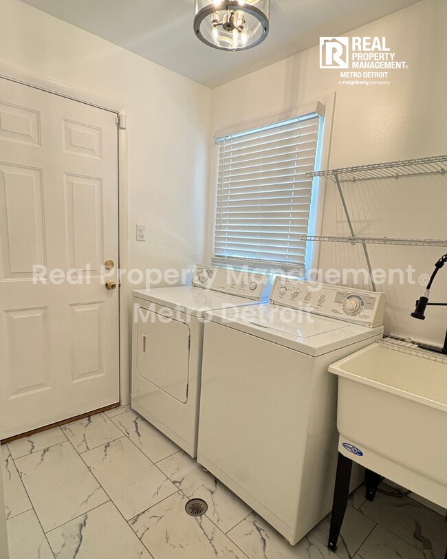 Building Photo - 4-Bedroom Single-Family Home in Troy, Michigan