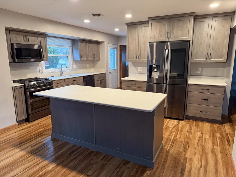 updated kitchen - 304 Madison St