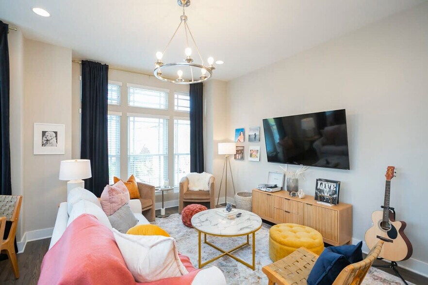 Building Photo - 713 26th Ave N