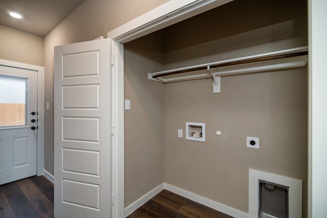 Building Photo - GORGEOUS 3 BEDROOM DUPLEX LOCATED IN MIDLO...