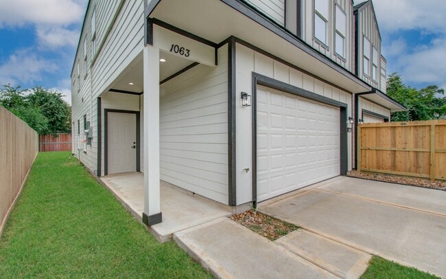 Building Photo - 1063 South Ln