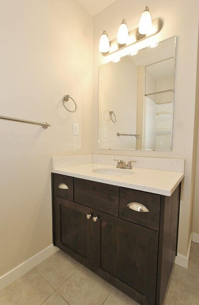 Building Photo - Immaculate Townhouse w/2 Car-Garage