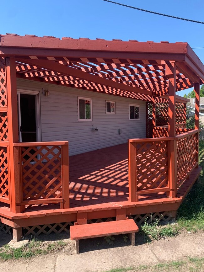 Building Photo - 3 BEDROOMS, PLUS BONUS ROOM, 2 BATHROOM, S...