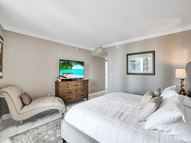 Building Photo - 2602 E Hallandale Beach Blvd