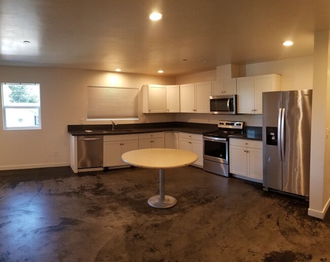 Building Photo - 5 bed 6 bath across street from Cal Poly c...