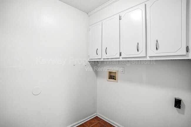 Building Photo - 3420 Linderwood Dr