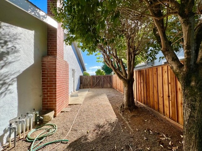 Building Photo - TENTATIVELY RENTED 4 Bedroom 2 Bathroom Si...