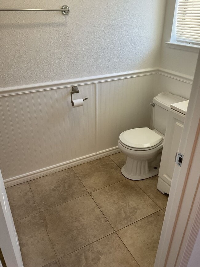 Building Photo - Chico 3 bed 2 bath home for rent, convenient location, neighborhood setting Garage, back yard