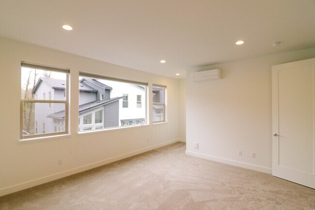 Building Photo - 4bd/3ba Newcastle House