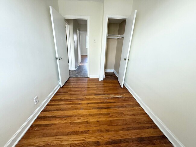 Building Photo - Gorgeous 3-Bed Townhome in Lawncrest! Available NOW!