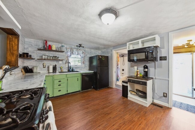 Building Photo - Charming, Fully Finished, 2 Bedroom Home w...