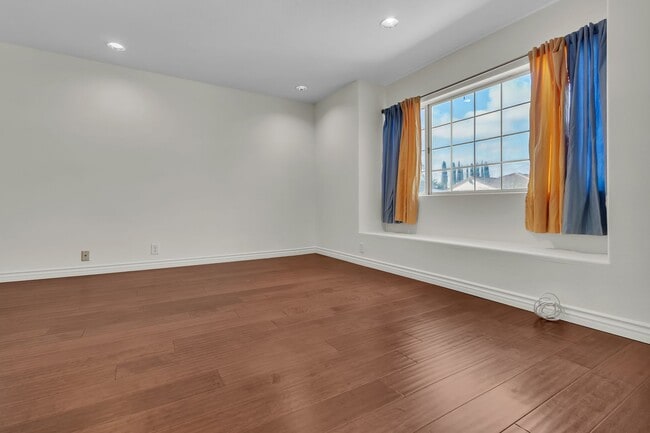 Building Photo - 2101 Vallejo Dr