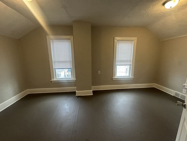 Building Photo - 3 Bedroom West Side House