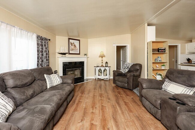 Building Photo - 500 Rancheros Dr