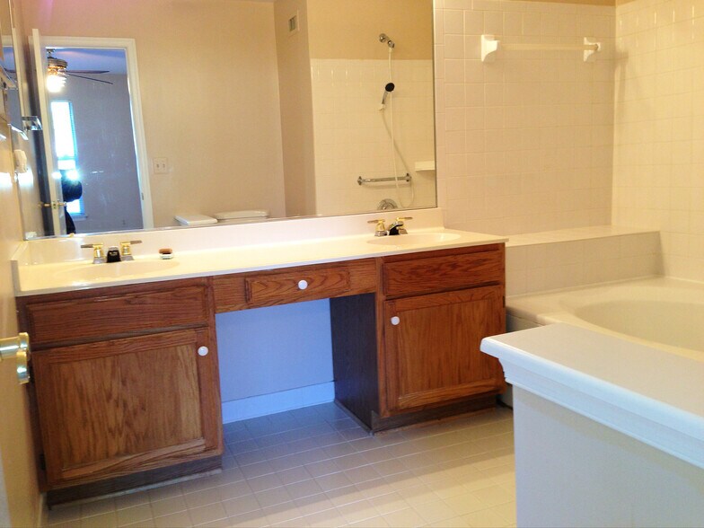 Master Bath with Soaking Tub - 5608 Willoughby Newton Dr