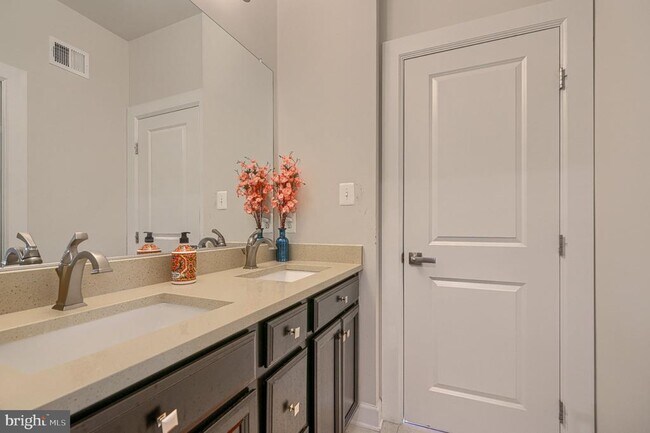 Building Photo - 7142 Starmount Ct