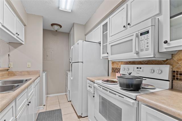 Building Photo - 405 Valley Park Dr