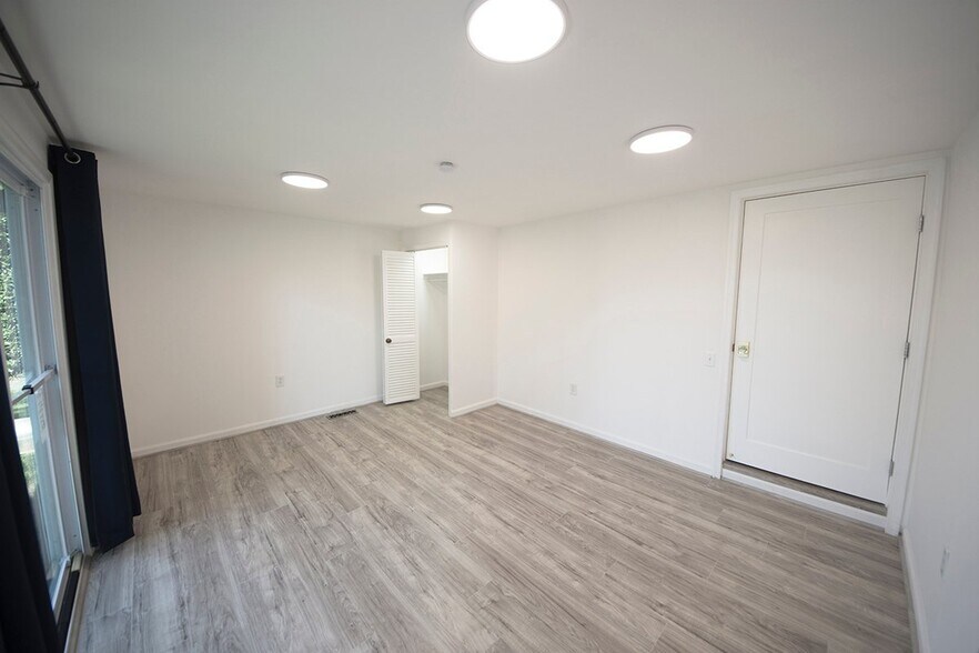 Building Photo - 105 N Cypress Rd