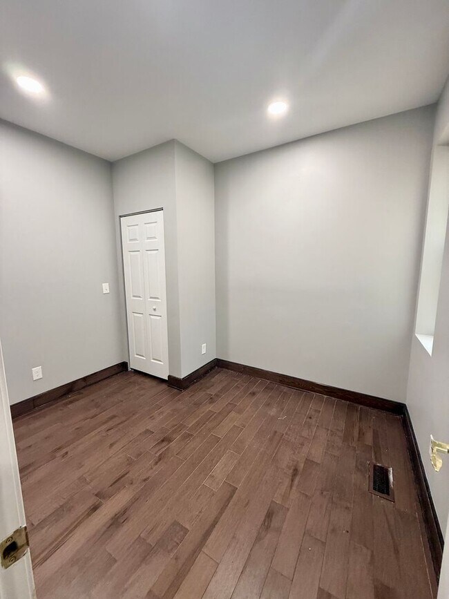 Building Photo - 3 Bed 1.5  Bath