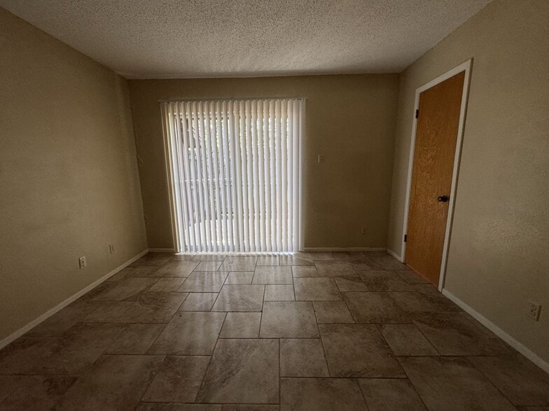 Building Photo - 2211 Cascade Dr