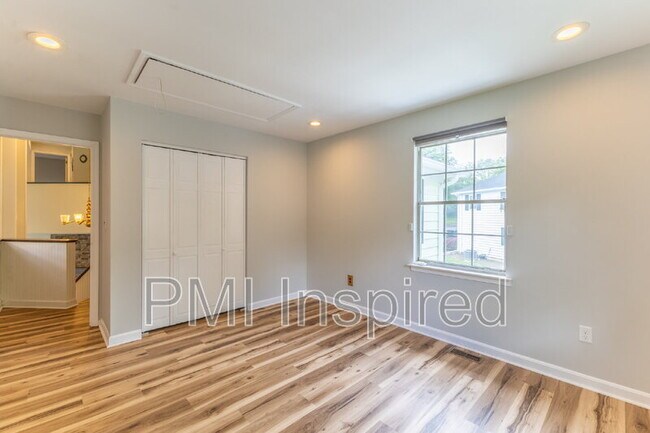 Building Photo - 2404 Buckingham Cir