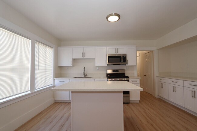 Building Photo - LB2384 - RUBS