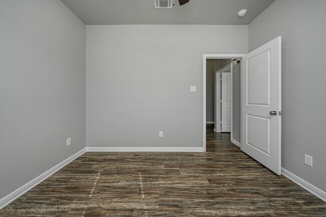 Building Photo - 536 Fallbrook Dr