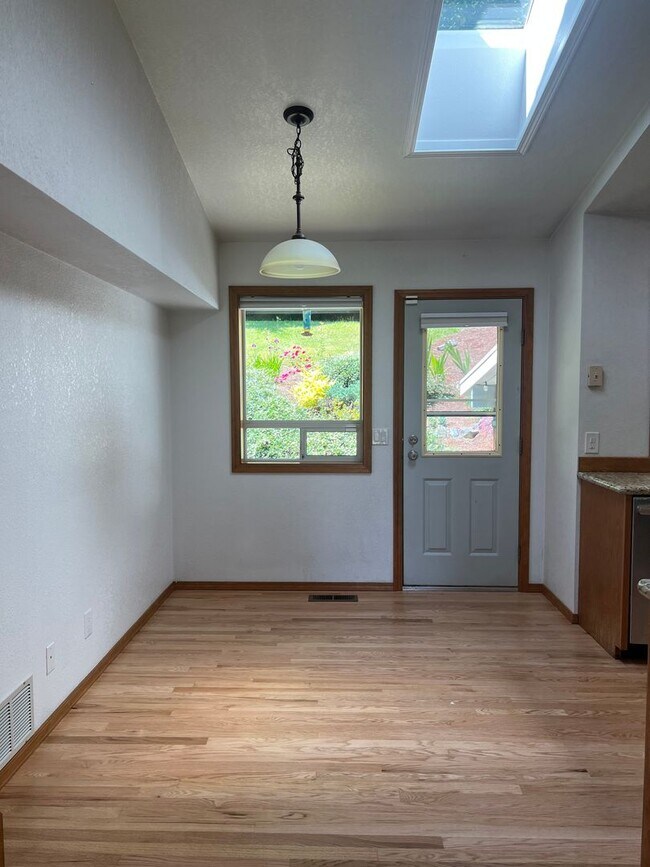 Building Photo - 3 bedroom 2.5 bathroom Home in Lake Steven...