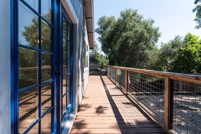 Building Photo - 300 IOLI Ranch Cir