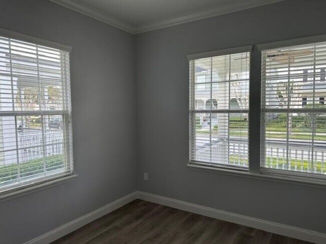 Building Photo - Completely remodeled 4 Bedroom 2 Bath sing...