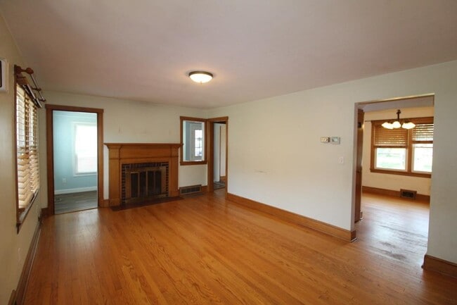 Building Photo - 103 Dinkel Ave