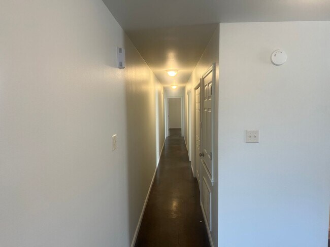 Building Photo - 3 Bed 2 Bath Duplex