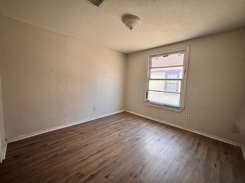 Building Photo - 2621 Tarlton St