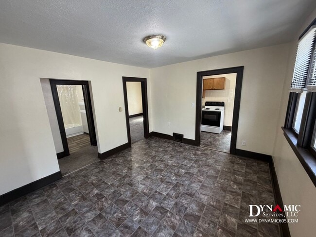 Building Photo - Upper Level 2 Bedroom, 1 Bathroom Duplex - Tenant Pays ALL Utilities