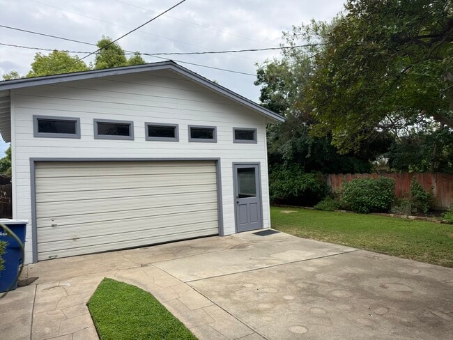 Building Photo - 1364 N Wilson Ave