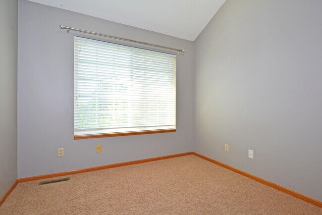 Building Photo - Beautiful 2-Bed 1.5-Bath Available Now in Plymouth!