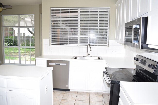 Building Photo - 30007 Oakland Hills Dr