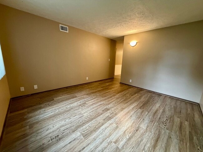 Building Photo - 2 bed 1 bath ground level duplex