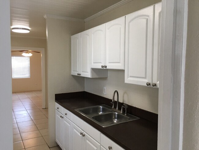 Building Photo - North Hyde Park - UT Area