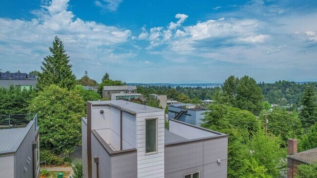 Building Photo - Stunning Ultra-Modern Capitol Hill View Home with Air Conditioning