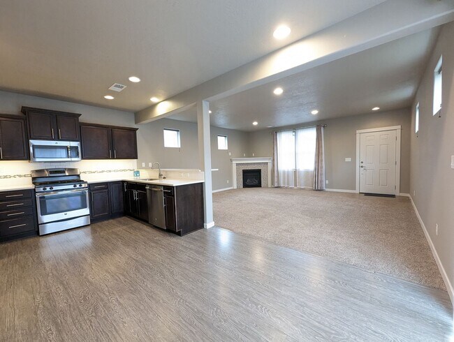 Building Photo - Gorgeous 3-Bedroom, 2.5-Bath Home on Corner Lot In Eugene!